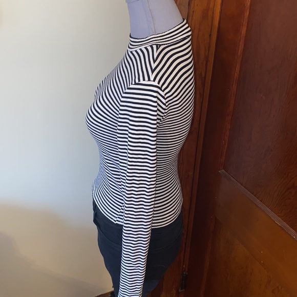 🦋Forever 21 black and white striped ribbed top size medium🦋 - Picture 5 of 8